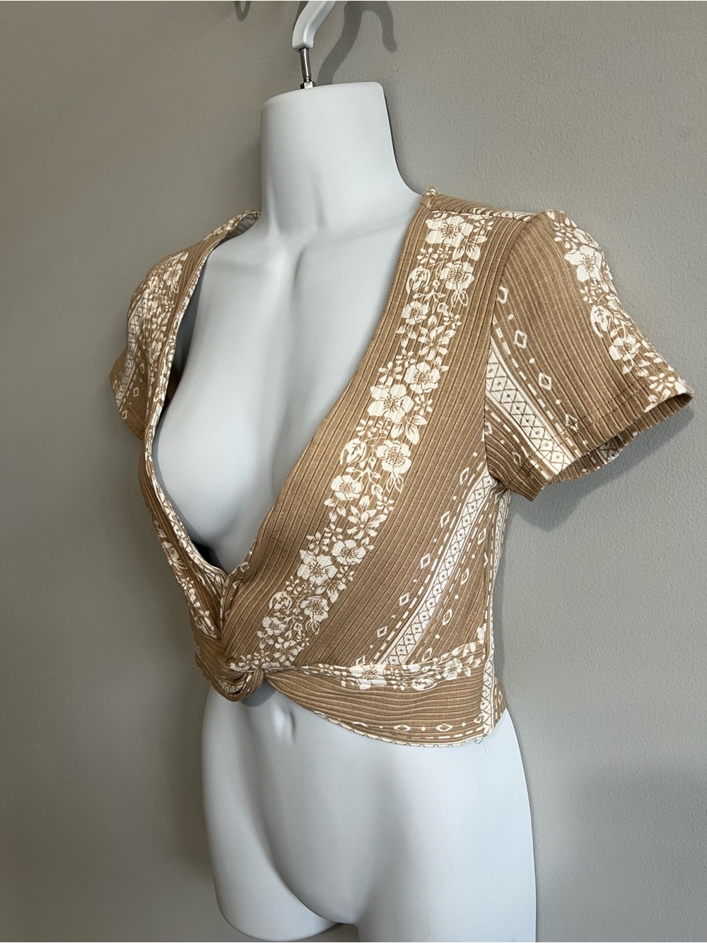 XS/S Light Brown & White Ribbed Floral Crop Top with Short Sleeves & Front Knot - Picture 4 of 7